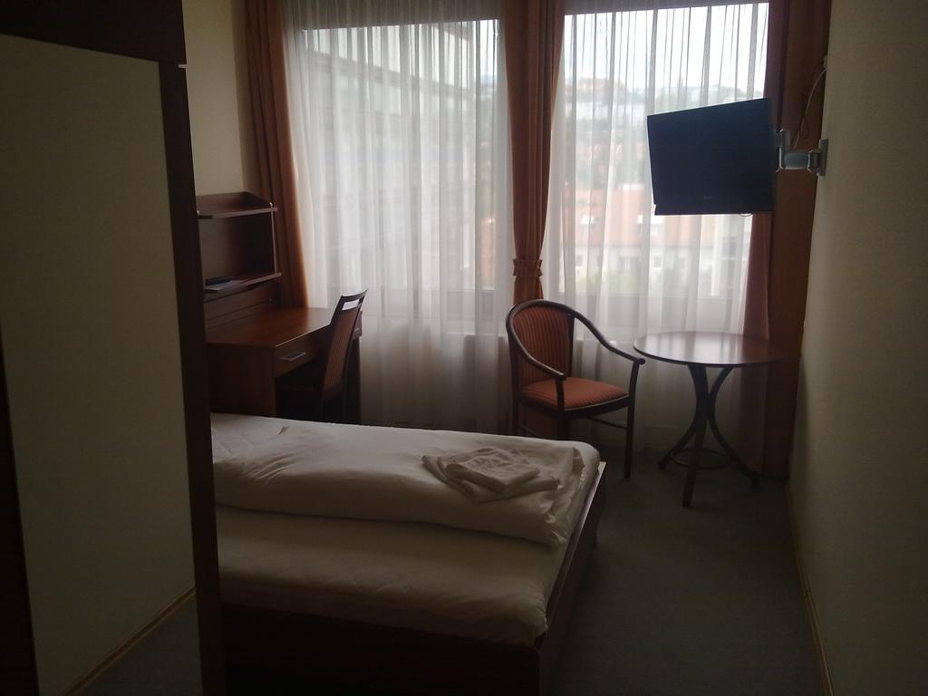 Hotel Eszterhazy Karoly Egyetem Erlau Zimmer foto